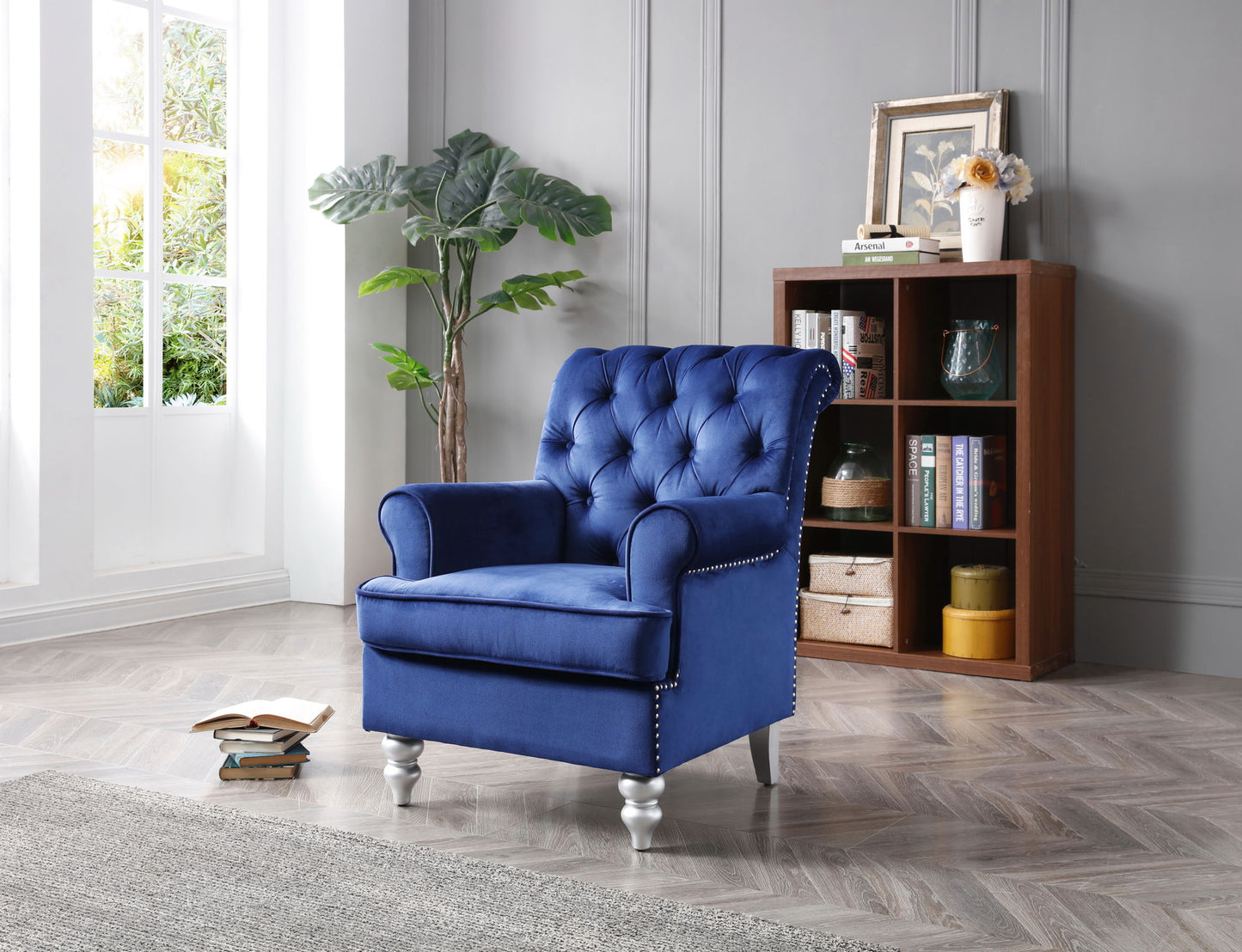 Elegant Round Arm Traditional Chair